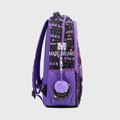 Vista de lado da Mochila Escolar K Pop Loves 42cm mostrando o bolso de rede lateral e pompom