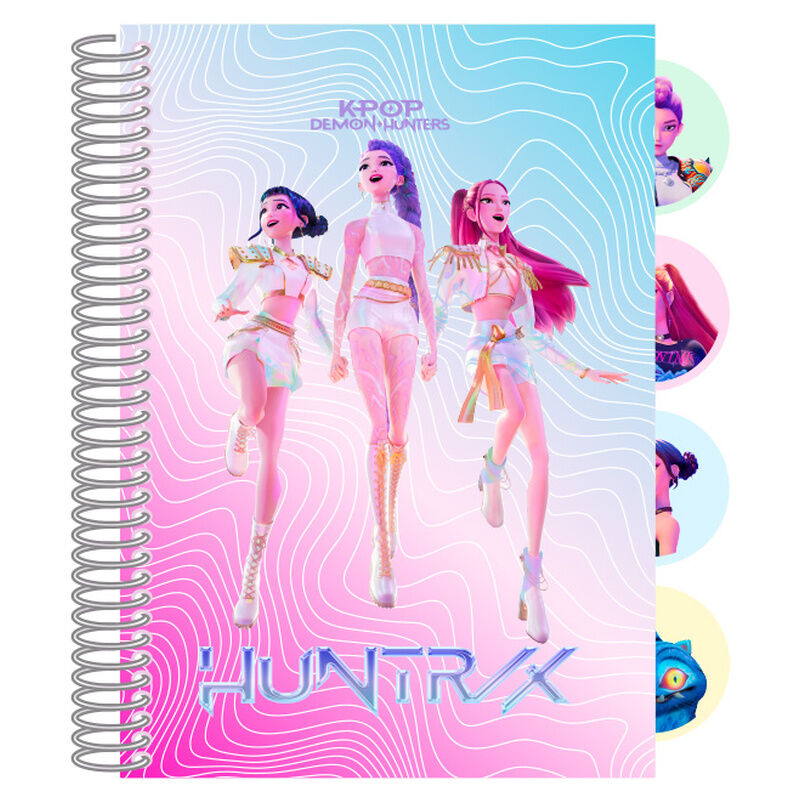 Capa de caderno A6 com espiral em tons pastel rosa e azul com as personagens da banda Huntrix de K-Pop Demon Hunters e quatro divisórias laterais.