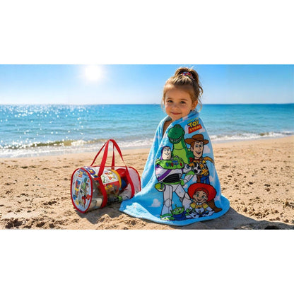 Conjunto de praia infantil de 7 peças do Toy Story com balde, pá, ancinho, formas, toalha azul com personagens Disney Pixar e bolsa de transporte transparente